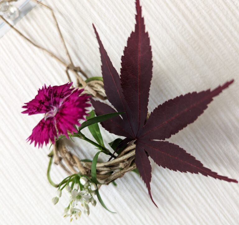 花を飾ったリース
